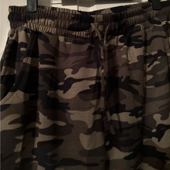 Plus size Camo print joggers - Picture 6 of 11
